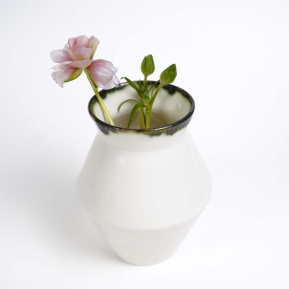 Mihaly & Edit Vase / Green Rim / Hourglass
