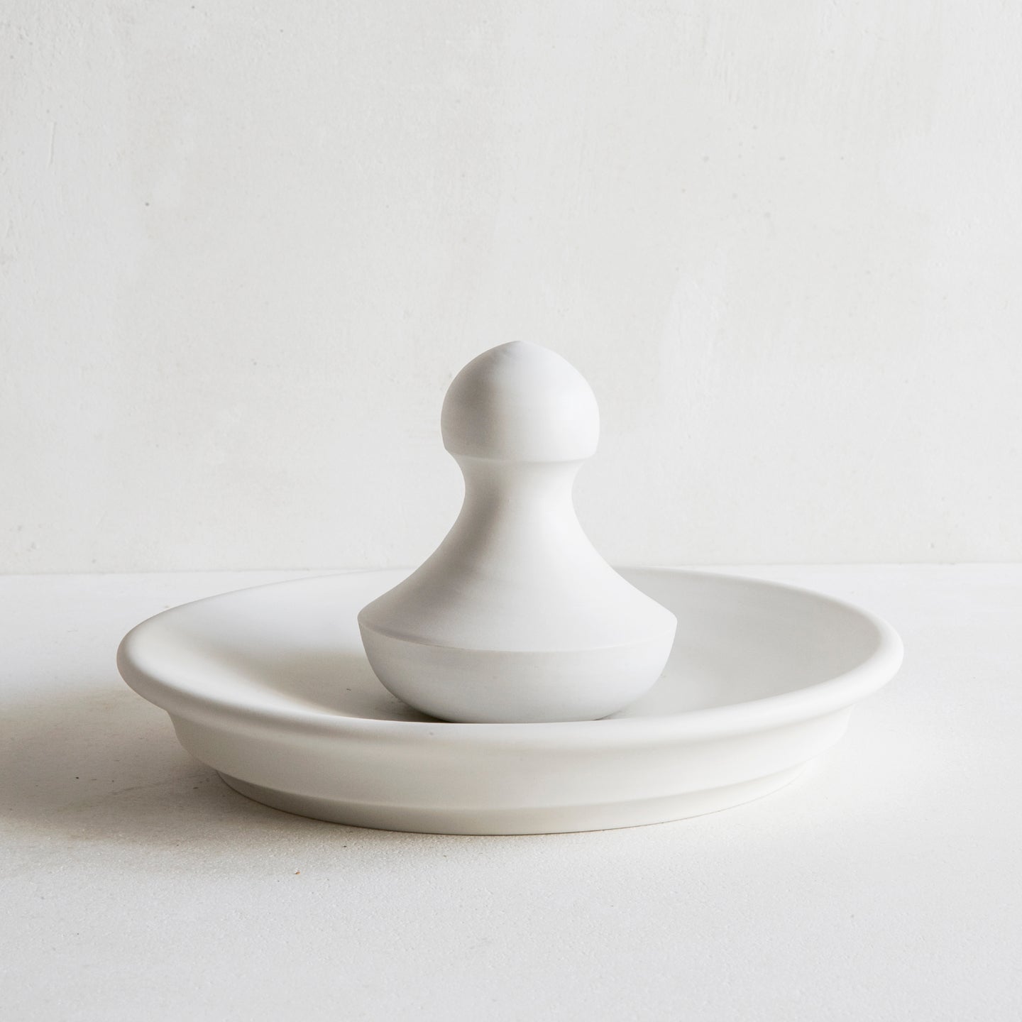 John Julian Porcelain Flat Mortar with Ball Pestle / 18cm