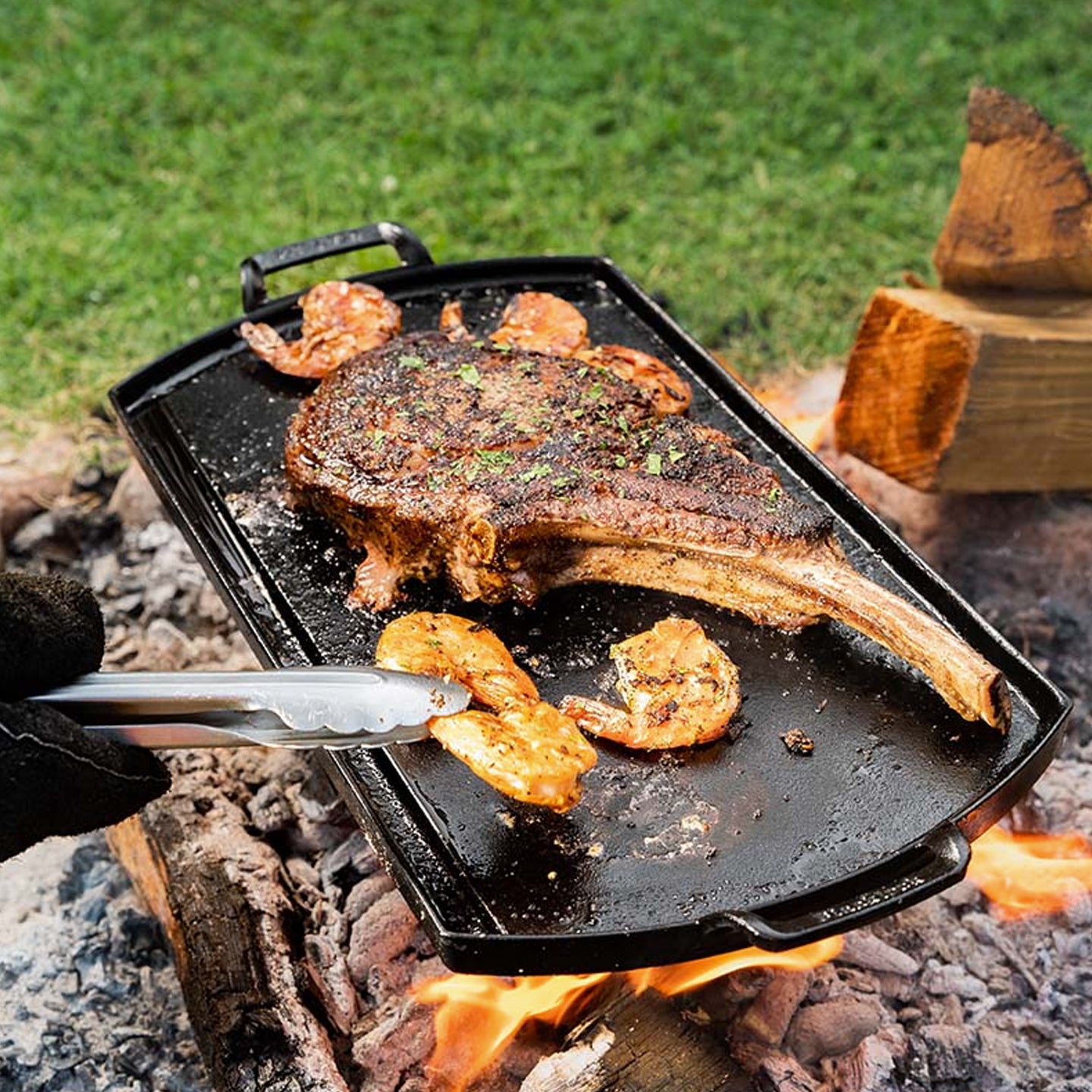 https://www.boroughkitchen.com/cdn/shop/products/lodge-blacklock-double-burner-griddle-over-campfire-borough-kitchen_2048x2048.jpg?v=1675440431